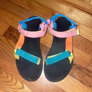 Womens Tevas size 10